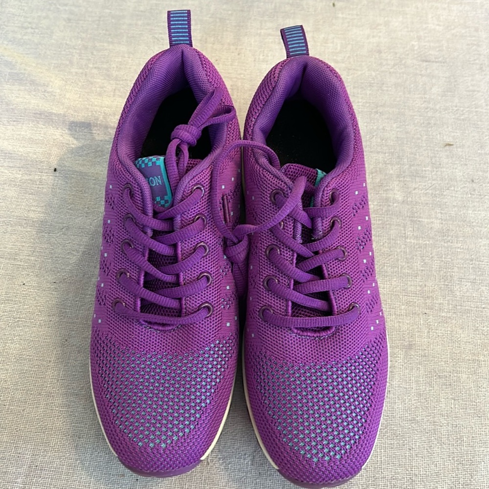 NWOT Fashion athletic shoes